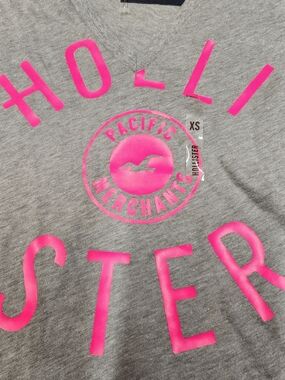 NWT SZ X-SMALL Hollister Gray Tee with Neon Pink Logo